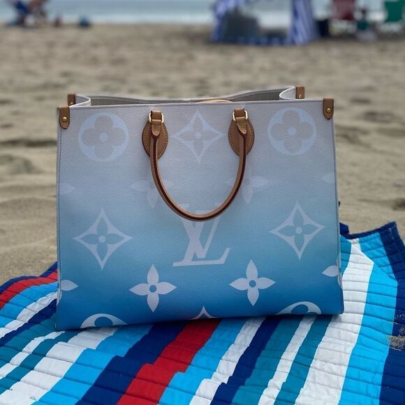 LOUIS VUITTON Monogram Giant By The Pool Onthego GM Blue - Picture 3 of 16